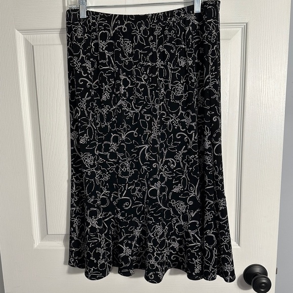 Chico's Traveler's skirt, size 2, b/w floral design, stretchy, flowy - Picture 1 of 7